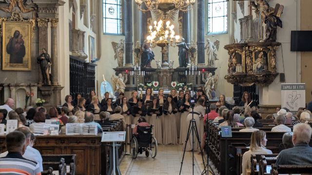 Výstava fotografií pěstounských rodin a koncert sboru Proměny