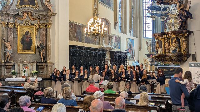 Výstava fotografií pěstounských rodin a koncert sboru Proměny